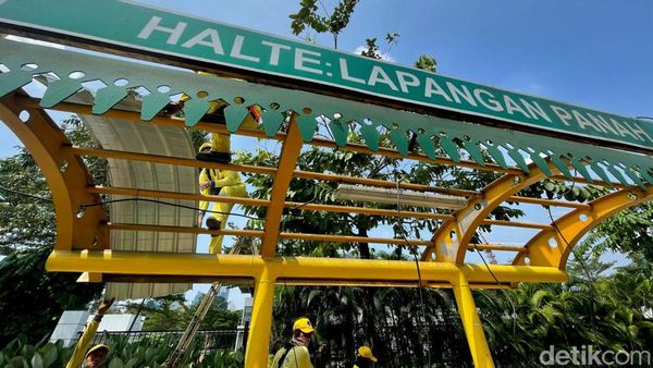 Semangat Pasukan Kuning Perbaiki Atap Halte Senayan di Bulan Puasa