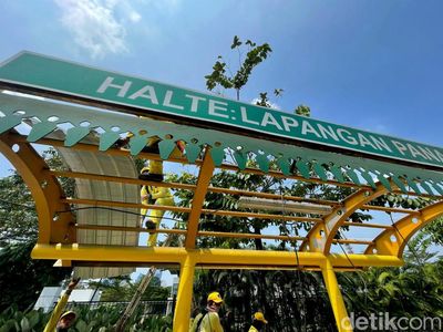 Semangat Pasukan Kuning Perbaiki Atap Halte Senayan di Bulan Puasa