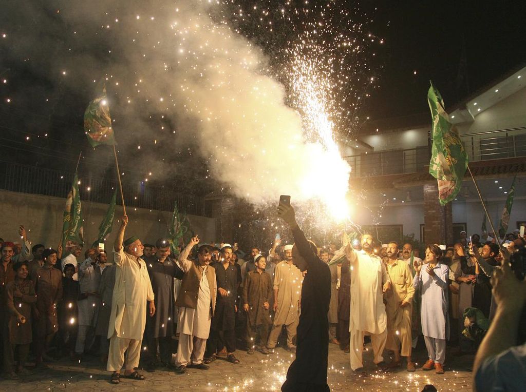 Shahbaz Sharif Terpilih Jadi PM Pakistan, Pendukung Berpesta