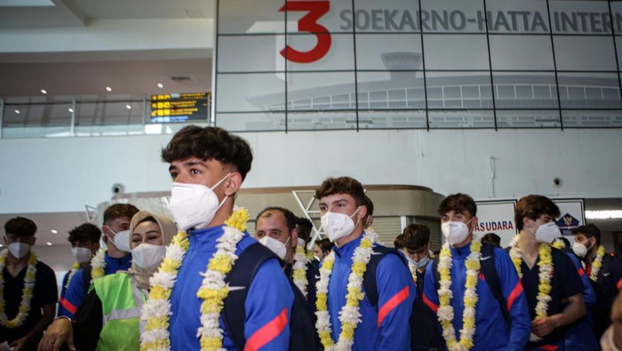 Siap Tanding di JIS, Tim Atletico Madrid-Barcelona Mendarat di Soetta Tim sepakbola Atletico Madrid U-18 dan Barcelona U-18 mendarat di Bandara Soekarno-Hatta. Keduanya akan bertanding di Jakarta International Stadium (JIS).