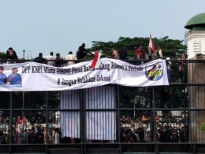 Spanduk KNPI Desak Bahlil Dicopot Mejeng di Jalanan Ibu Kota