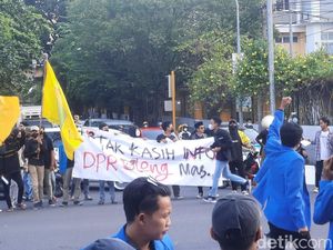 Gelar Demo di Hari Minggu, Mahasiswa Tuntut Kenaikan Harga BBM Dibatalkan