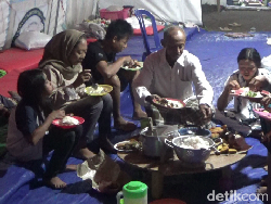 Kisah Pengungsi Erupsi Semeru yang Penuh Keterbatasan Saat Ramadan