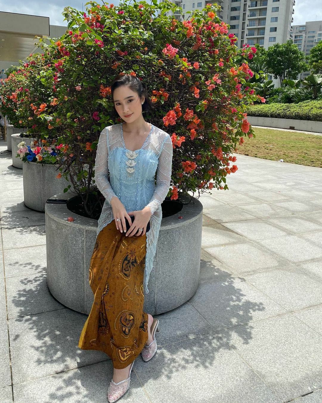 Tatjana juga cantik dalam sebuah balutan kebaya. Kebaya modern khas Jawa berwarna biru muda dengan kain dan juga pantofel pink.Source: Instagram.com/tatjanasaphira