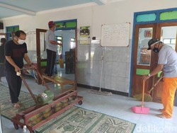 Melihat Aktivitas Team Bersih-Bersih Masjid di Magelang