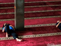 Apa Hukum Tidur di Dalam Masjid?