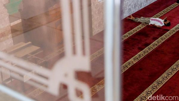 Istirahat Sejenak di Masjid untuk Isi Tenaga Saat Puasa