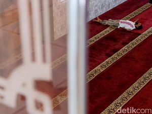 Istirahat Sejenak di Masjid untuk Isi Tenaga Saat Puasa