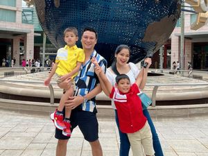 8 Potret Liburan Titi Kamal ke Singapura, View Hotelnya Akuarium Bawah Laut