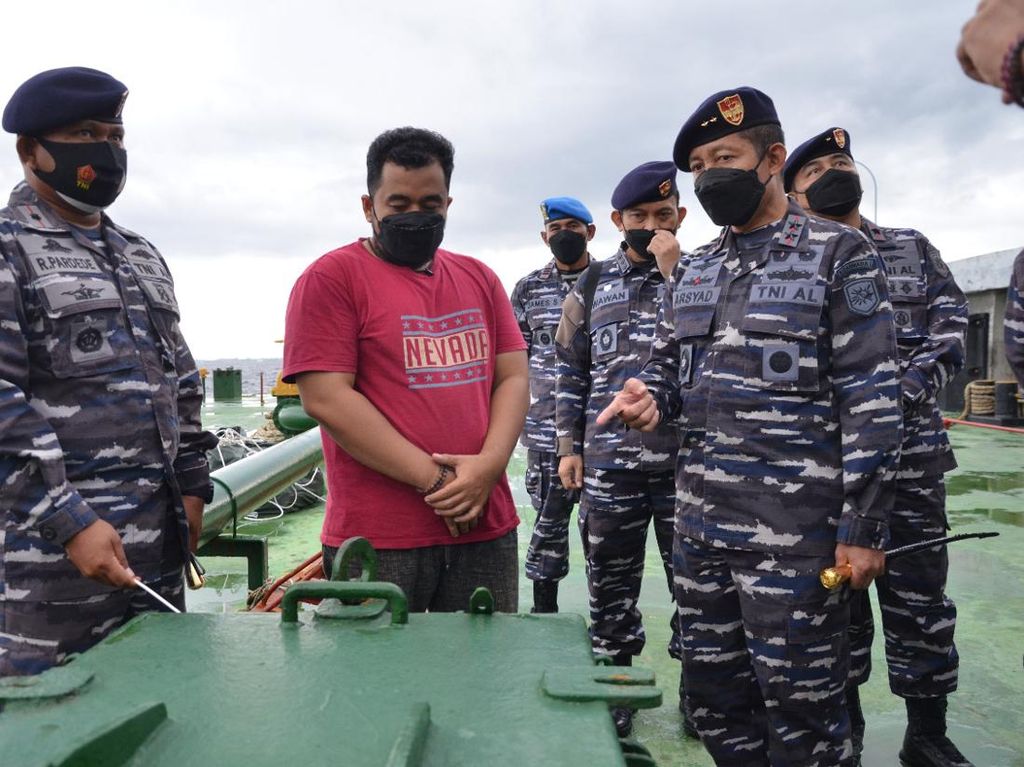 TNI Tangkap Kapal Penyelundup Minyak Sawit ke Malaysia