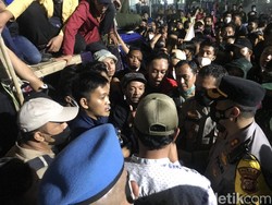 Walkot Sukabumi Akhirnya Temui Demonstran, Massa Bubarkan Diri