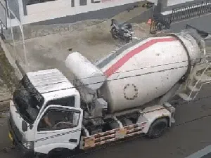 Detik-detik Mengerikan Truk Molen Tak Kuat Nanjak di Dago Giri Detik-detik Mengerikan Truk Molen Tak Kuat Nanjak di Dago Giri