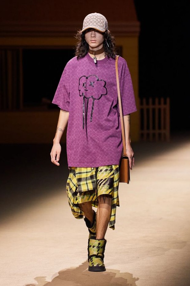 Tshirt koleksi paduan busana Coach Fall 2022. Foto : Pinterest/VogueMagz Tshirt koleksi paduan busana Coach Fall 2022. Foto : Pinterest/VogueMagz