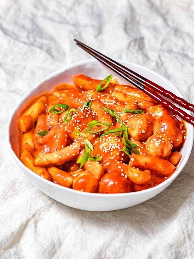 Tteokbokki jajanan khas Korea yang menjadi favorit/Foto: pinterest/drivemehungry.com Tteokbokki jajanan khas Korea yang menjadi favorit