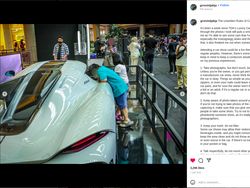 Mobil Puluhan Miliar Digelendoti Bocah di Pameran, Untung Enggak Ada Baret
