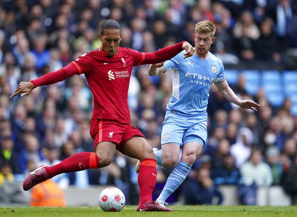 Liverpool's Virgil van Dijk, left, duels for the ball with Manchester City's Kevin De Bruyne during the English Premier League soccer match between Manchester City and Liverpool, at the Etihad stadium in Manchester, England, Sunday, April 10, 2022. (AP Photo/Jon Super)