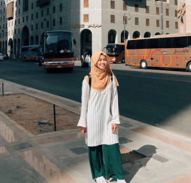Tampil manglingi mengenakan hijab, Yura Yunita menunaikan ibadah Umrah