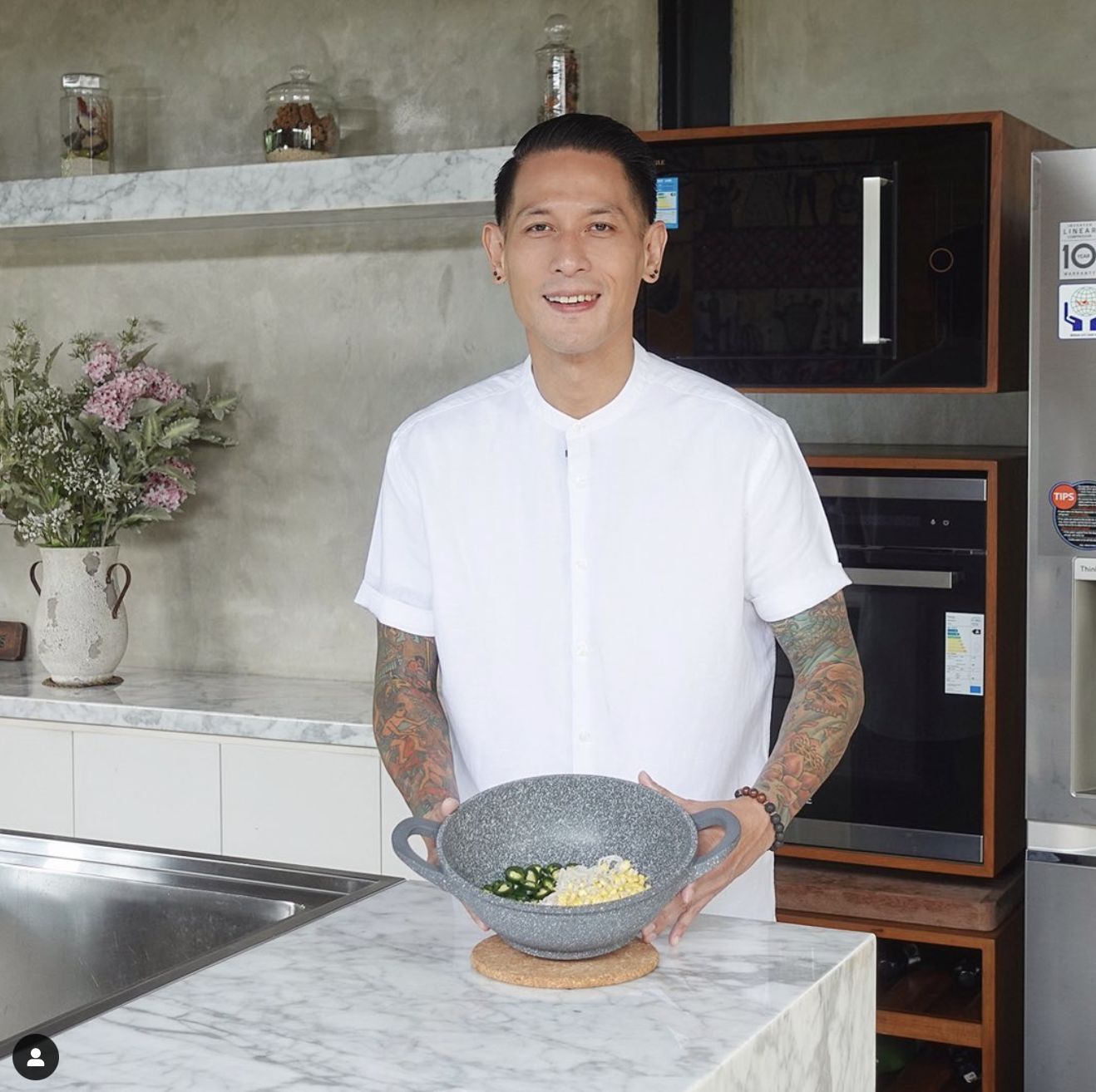 10 Potret Keren Dapur Chef Juna, Termasuk Koleksi Pisau dan Isi Kulkasnya!