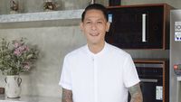 10 Potret Keren Dapur Chef Juna, Termasuk Koleksi Pisau dan Isi Kulkasnya!