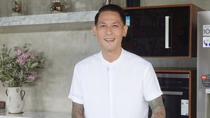 10 Potret Keren Dapur Chef Juna, Termasuk Koleksi Pisau dan Isi Kulkasnya!