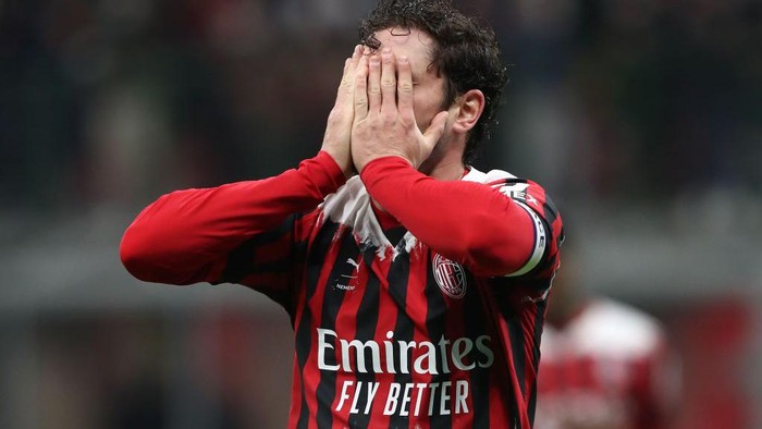 MILAN, ITALY - APRIL 04: Davide Calabria of AC Milan reacts during the Serie A match between AC Milan and Bologna FC at Stadio Giuseppe Meazza on April 04, 2022 in Milan, Italy. (Photo by Marco Luzzani/Getty Images)