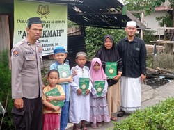 Aipda M Aliudin, Sisihkan Gaji untuk Program Berbagi Al-Quran di TPA Sumsel