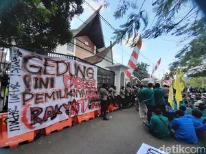 Ratusan Mahasiswa Unjuk Rasa, Gedung DPRD Sumedang Disegel Massa