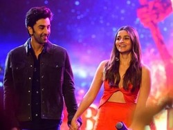 Mobil Ranbir Kapoor Ditabrak Orang Tak Dikenal