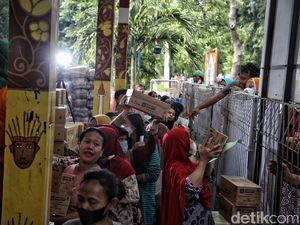 Antusias Warga Beli Sembako Murah di Jakut