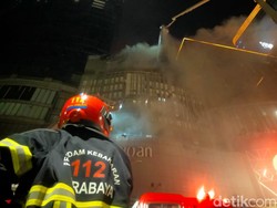 Sumber Api Kebakaran TP 5 Sulit Dicari karena Gelap-Asap Hitam Pekat