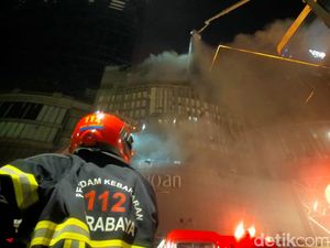 Sumber Api Kebakaran TP 5 Sulit Dicari karena Gelap-Asap Hitam Pekat Sumber Api Kebakaran TP 5 Sulit Dicari karena Gelap-Asap Hitam Pekat