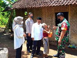Babinsa Peduli Lansia, Antar Makanan Program Rantang Kasih Pemkab Banyuwangi