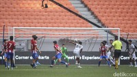 Usaha mencetak gol Bali United masih terus diupayakan hingga awal babak kedua. Beberapa usaha sepakan jarak jauh dilakukan, meski masih lemah dan mudah diamankan.