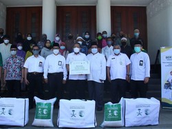 Warga Bandung Dapat Kiriman Bantuan dari Raja Salman