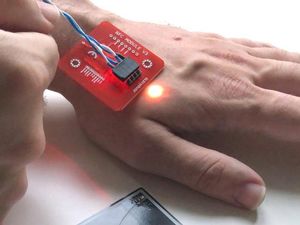 Kesaksian Orang Tanam Chip di Tangan untuk Bayar Tagihan Kesaksian Orang Tanam Chip di Tangan untuk Bayar Tagihan