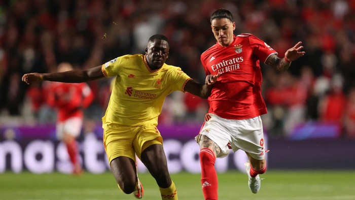 LISBON, PORTUGAL - APRIL 05: Ibrahima Konate of Liverpool and Darwin Nunez of S.L. Benfica battle for possession during the UEFA Champions League Quarter Final Leg One match between SL Benfica and Liverpool FC at Estadio da Luz on April 05, 2022 in Lisbon, Portugal. (Photo by Julian Finney/Getty Images)