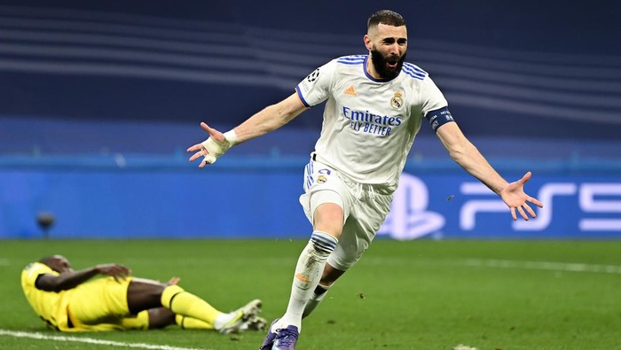 MADRID, SPAIN - APRIL 12: Karim Benzema of Real Madrid celebrates after scoring their teams second goal during the UEFA Champions League Quarter Final Leg Two match between Real Madrid and Chelsea FC at Estadio Santiago Bernabeu on April 12, 2022 in Madrid, Spain.  (Photo by David Ramos/Getty Images)