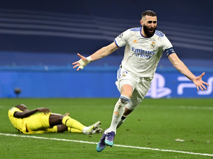 MADRID, SPAIN - APRIL 12: Karim Benzema of Real Madrid celebrates after scoring their team's second goal during the UEFA Champions League Quarter Final Leg Two match between Real Madrid and Chelsea FC at Estadio Santiago Bernabeu on April 12, 2022 in Madrid, Spain.  (Photo by David Ramos/Getty Images)