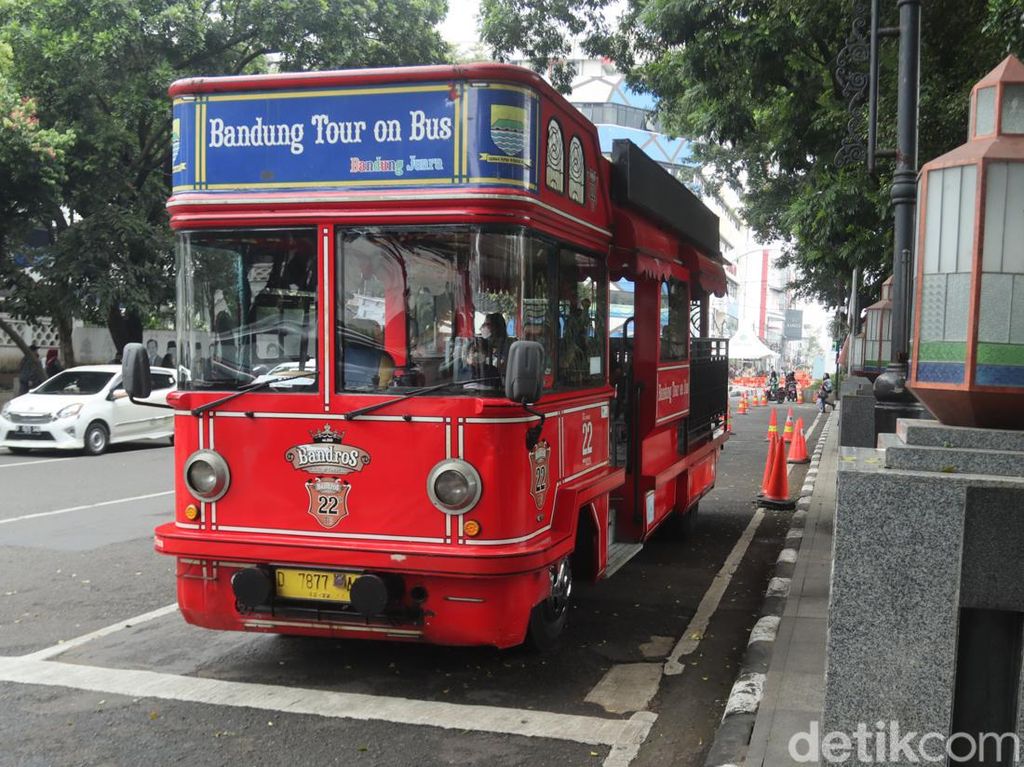 Snapshot: Serunya Ngabuburit Naik Bus Bandros di Bandung