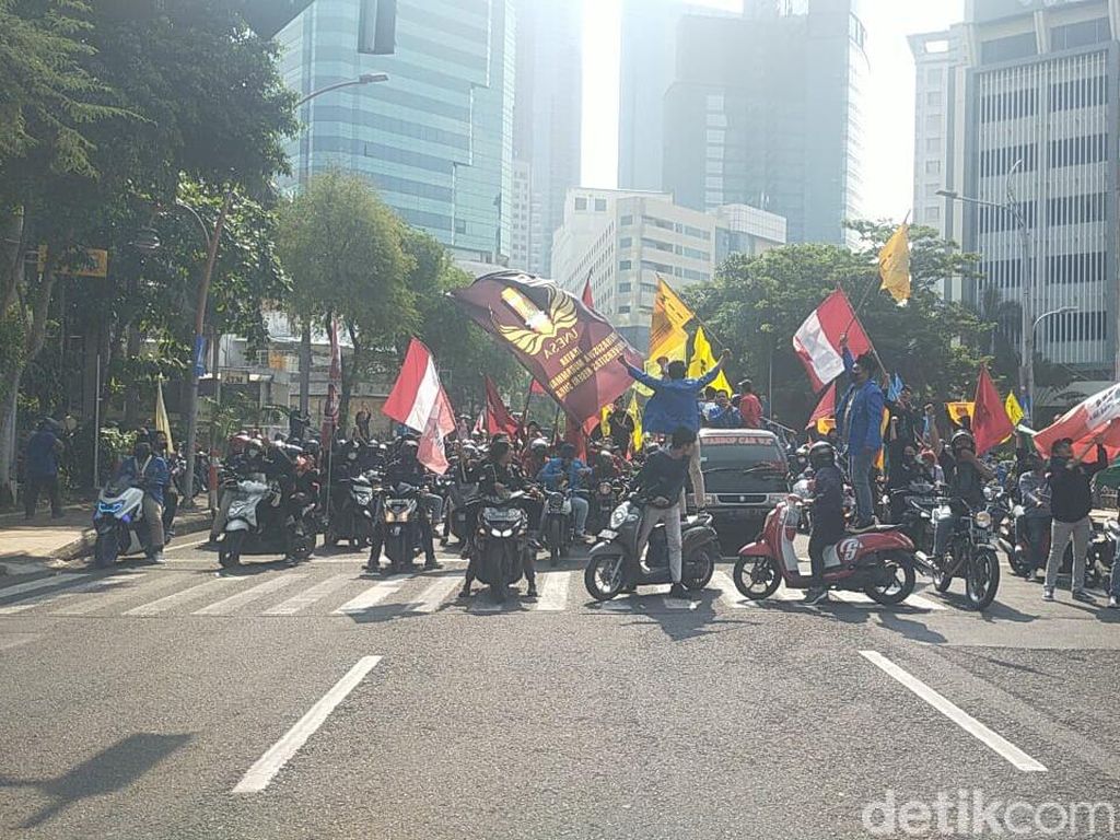 Demo ke DPRD Jatim, Mahasiswa Surabaya Sempat Blokade Jalan Gubernur Suryo