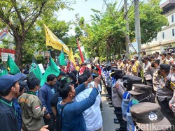 Giliran Mahasiswa Lamongan Demo Tolak Jabatan Presiden 3 Periode