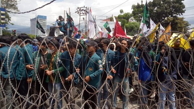 Ratusan mahasiswa menggelar unjuk rasa menolak perpanjangan masa jabatan presiden di Lampung, Rabu (13/4).