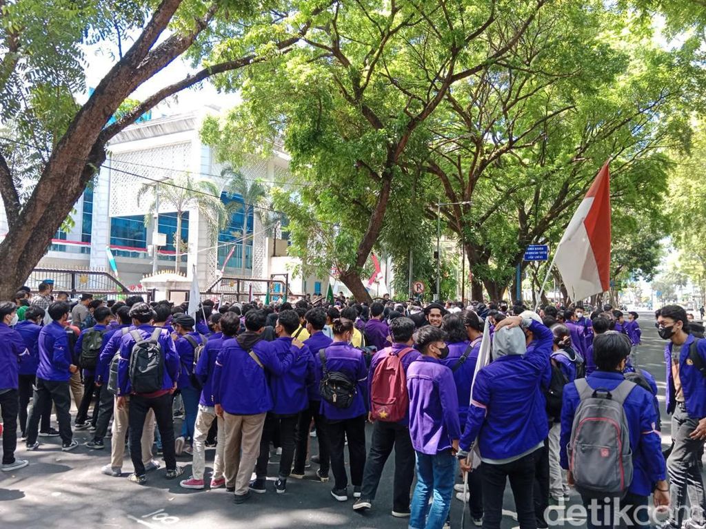 Ada Demo Mahasiswa, Jalan di Depan DPRD Sumut Ditutup