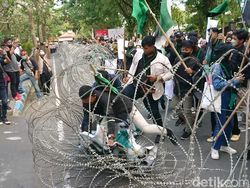 Panas, Demo Mahasiswa Tulungagung Diwarnai Bakar Ban-Jebol Kawat Berduri