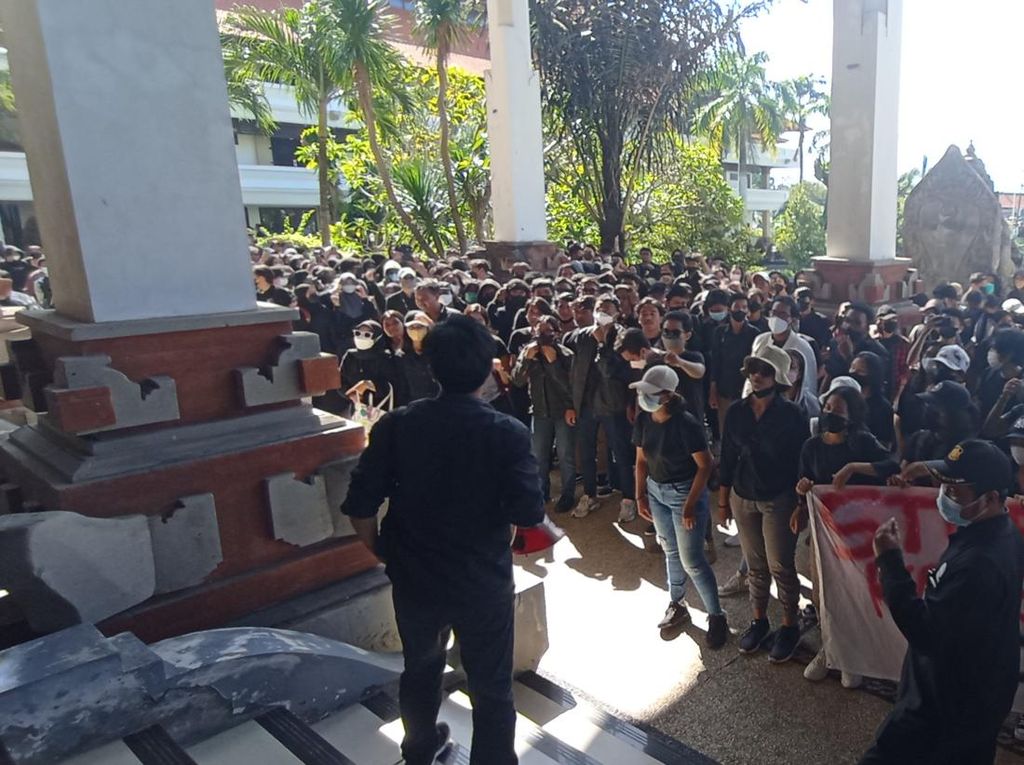 Bikin Kebijakan Asrama, Rektor Unud Didemo Mahasiswa-Ortu Camaba Bikin Kebijakan Asrama, Rektor Unud Didemo Mahasiswa-Ortu Camaba