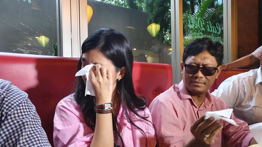 Tangis DJ Una Pecah Jelaskan Jadi Korban DNA Pro, Rp 700 Juta Melayang Tangis DJ Una Pecah Jelaskan Jadi Korban DNA Pro, Rp 700 Juta Melayang