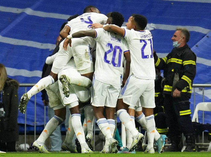 Chelseas Kai Havertz, left, and Real Madrids David Alaba fight for the ball during the Champions League, quarterfinal second leg soccer match between Real Madrid and Chelsea at the Santiago Bernabeu stadium in Madrid, Spain, Tuesday, April 12, 2022. (AP Photo/Manu Fernandez)