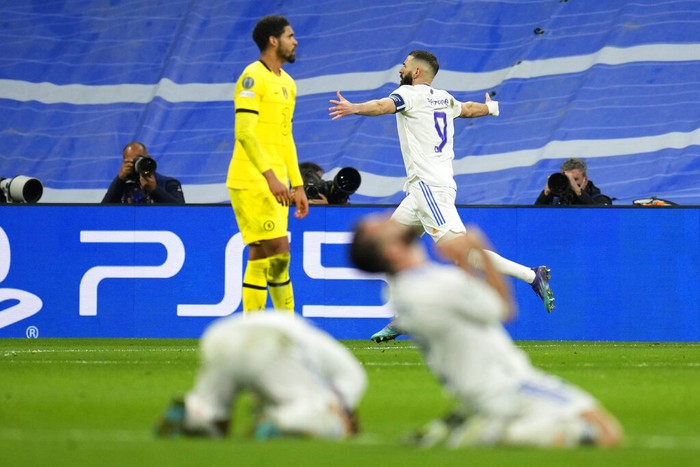 Drama Chelsea Menang, Tapi Real Madrid yang ke Semifinal Liga Champions Chelsea's Kai Havertz, left, and Real Madrid's David Alaba fight for the ball during the Champions League, quarterfinal second leg soccer match between Real Madrid and Chelsea at the Santiago Bernabeu stadium in Madrid, Spain, Tuesday, April 12, 2022. (AP Photo/Manu Fernandez)