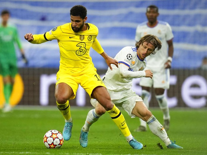 Chelseas Kai Havertz, left, and Real Madrids David Alaba fight for the ball during the Champions League, quarterfinal second leg soccer match between Real Madrid and Chelsea at the Santiago Bernabeu stadium in Madrid, Spain, Tuesday, April 12, 2022. (AP Photo/Manu Fernandez)