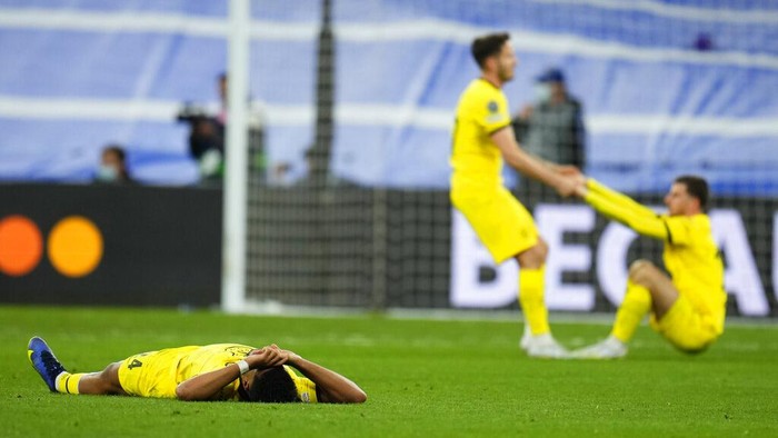 Chelsea players react at the end of the Champions League, quarterfinal second leg soccer match between Real Madrid and Chelsea at the Santiago Bernabeu stadium in Madrid, Spain, Tuesday, April 12, 2022. (AP Photo/Manu Fernandez)
